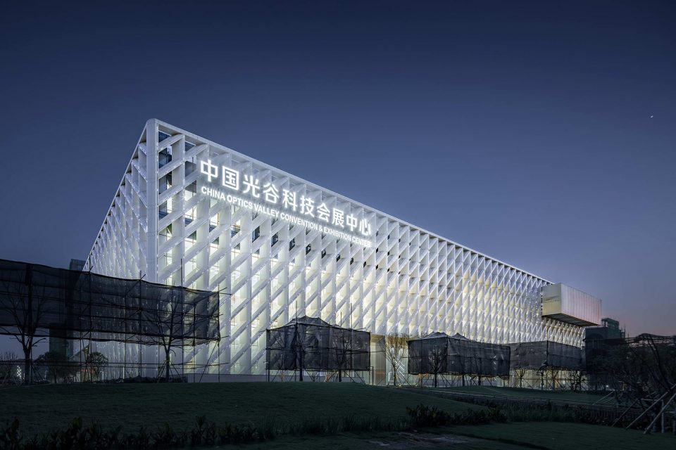 src=http_%2F%2Fstatic.gooood.cn%2F2018%2F01%2F009-China-Optics-Valley-Convention-and-Exhibition-Center-by-WSP-ARCHITECTS-960x640